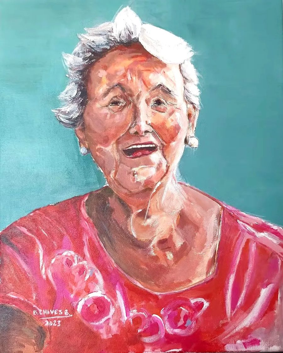Consuelo, retrato expresionista de una mujer mayor sonriente, acrílico sobre lienzo sobre fondo turquesa